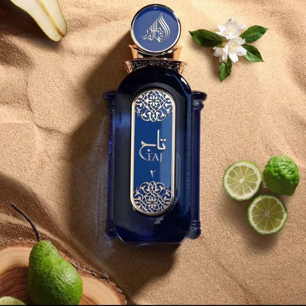 Herrparfym Tolkning av Blue Talisman i blå elegant flaska med citrus och blommor på sandbakgrund