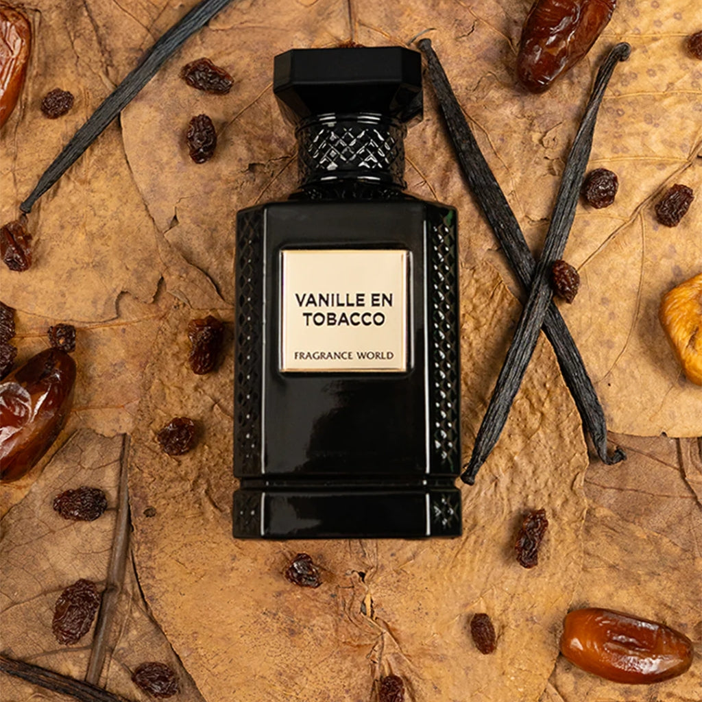 Svart herrparfymflaska Fragrance World Vanille En Tobacco på tobaksblad med vaniljstänger och torkade dadlar