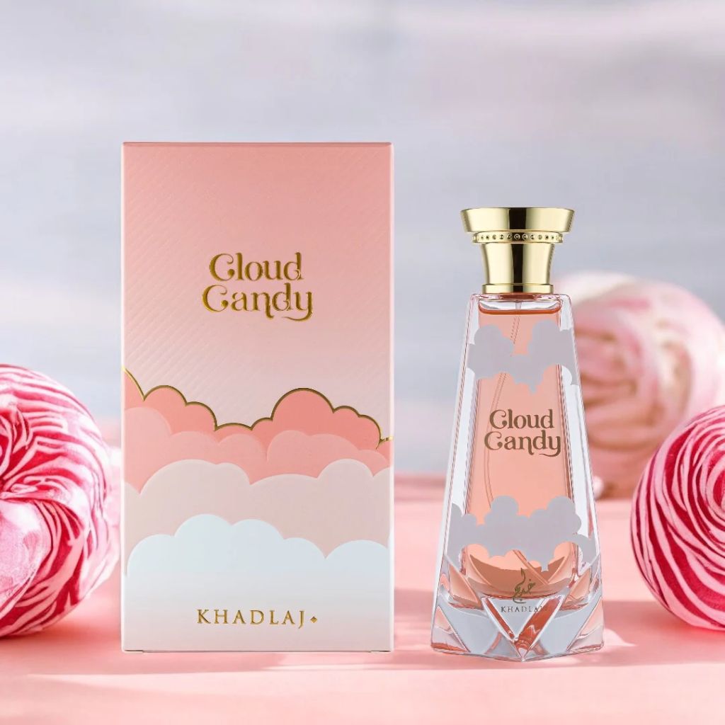 Khadlaj Cloud Candy damparfym med rosa och guldförpackning och dekorativa rosa bakgrundsgodis