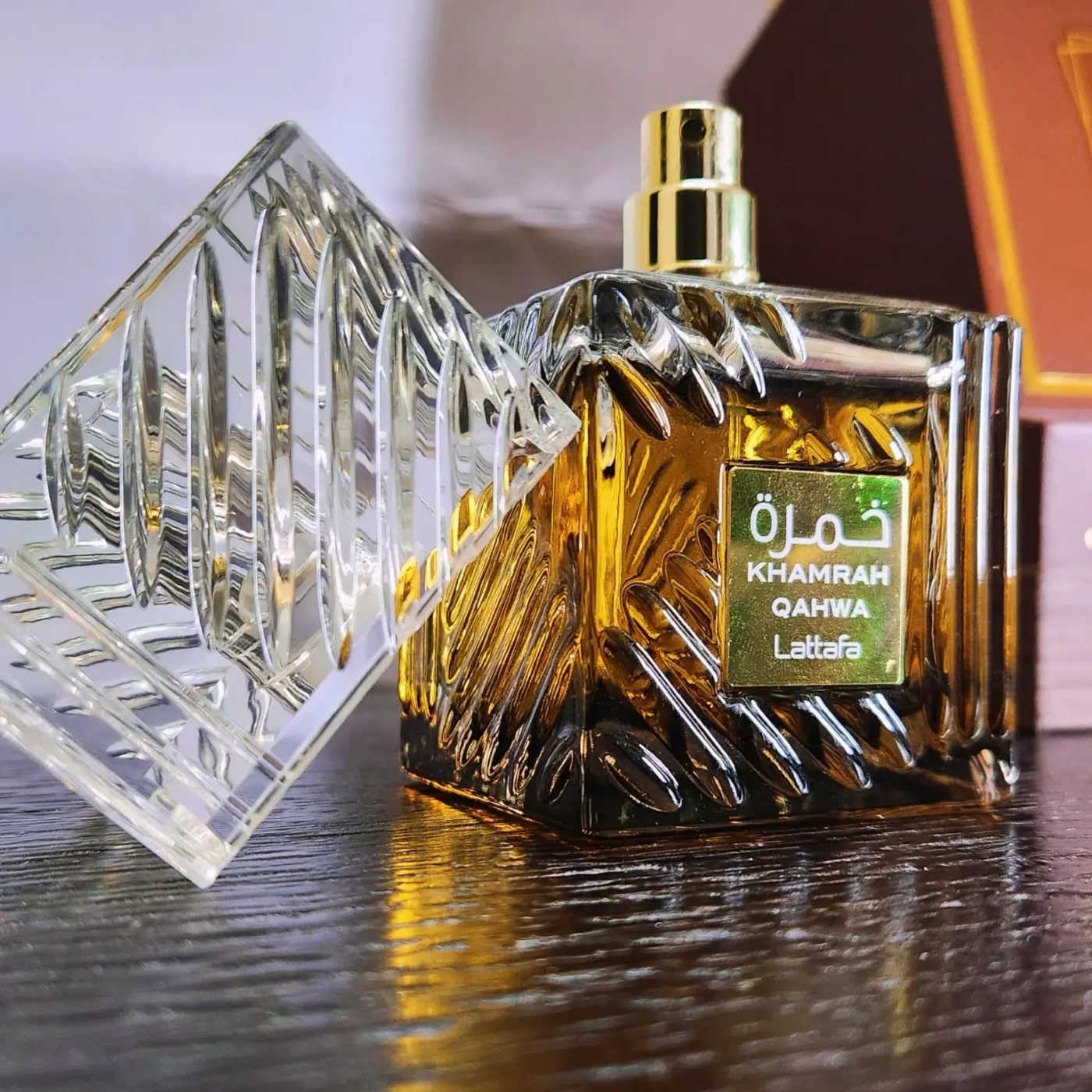 Tolkning av Dates delight eau de parfum med doft av kaffe och nötter, inkludering av Lattafa Khamrah Qahwa