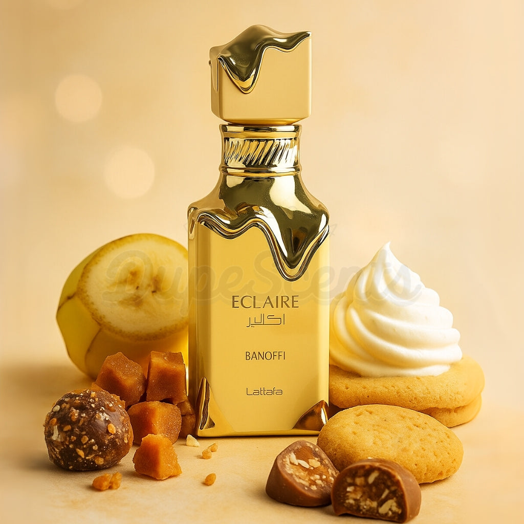 Lattafa Eclaire Banoffee lyxig damparfym i gyllene flaska omgiven av banan kola grädde och kakor