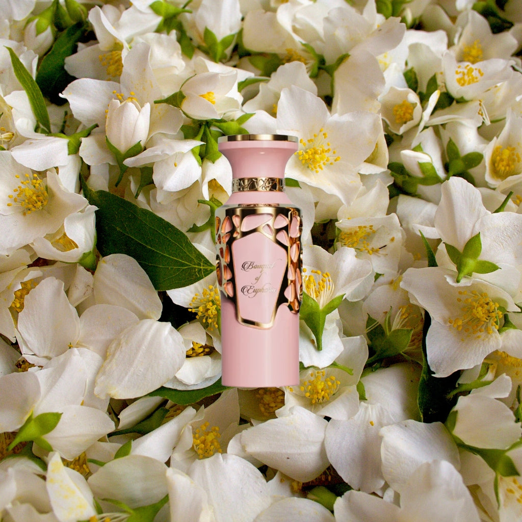 TESTKIT SUMMERVIBE DAM parfymtester i en elegant flaska omgiven av vita blommor