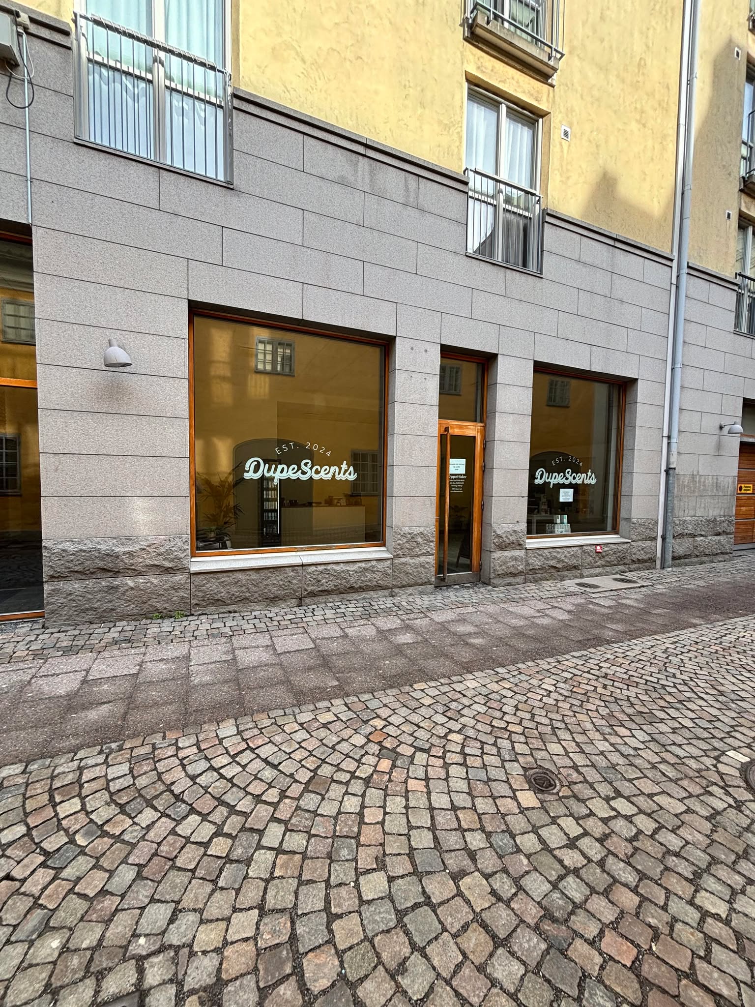 Exteriör av Dupescents, en parfymbutik Göteborg, med stora fönster och en stenhuggd gata