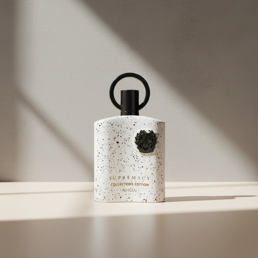 Afnan eau de parfum-flaska med runt handtag, vit stänkyta och mörkt emblem