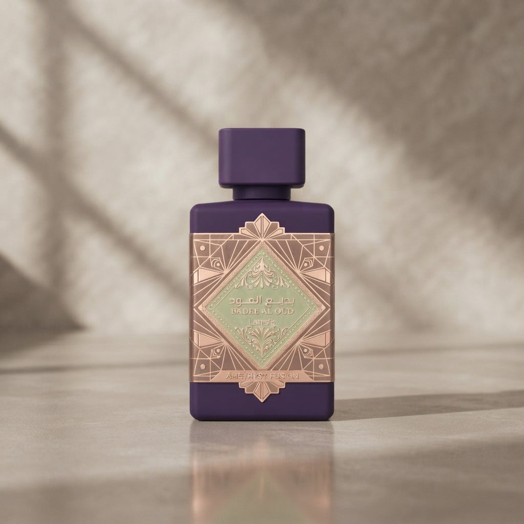 Lattafa doftflaska Bade'e Al Oud Amethyst Fusion med lila lock och gulddekor.