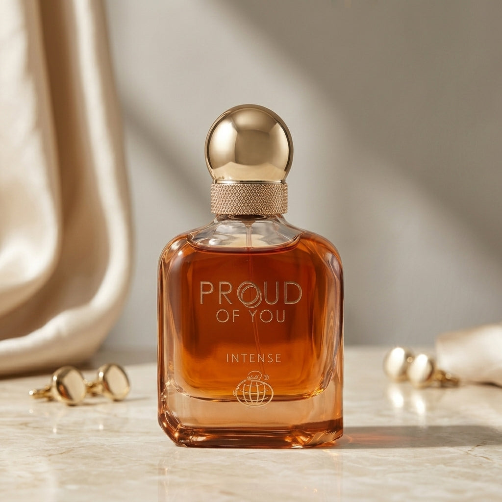Parfymflaska från Fragrance World med bärnstensfärgad vätska och guldfärgad kork