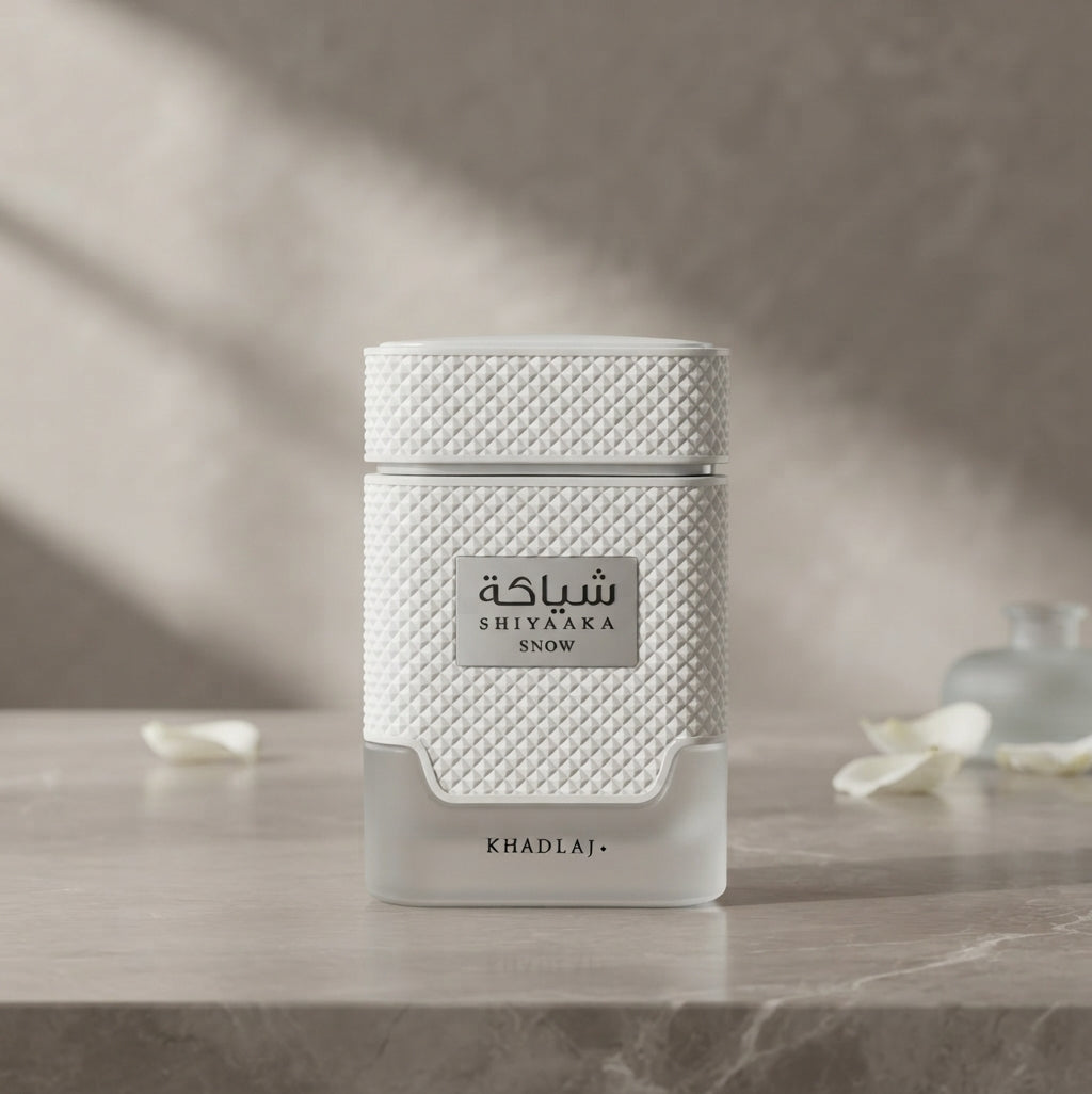 Khadlaj Shiyaaka Snow eau de parfumflaska 100 ml med vit, texturerad förpackning
