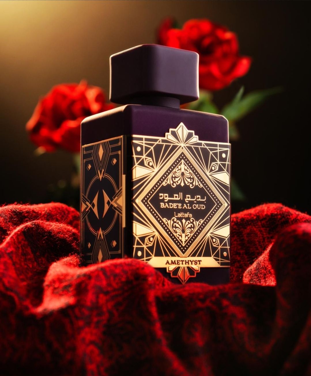 Badee al Oud Amethyst parfymflaska med elegant design omgiven av röda rosor