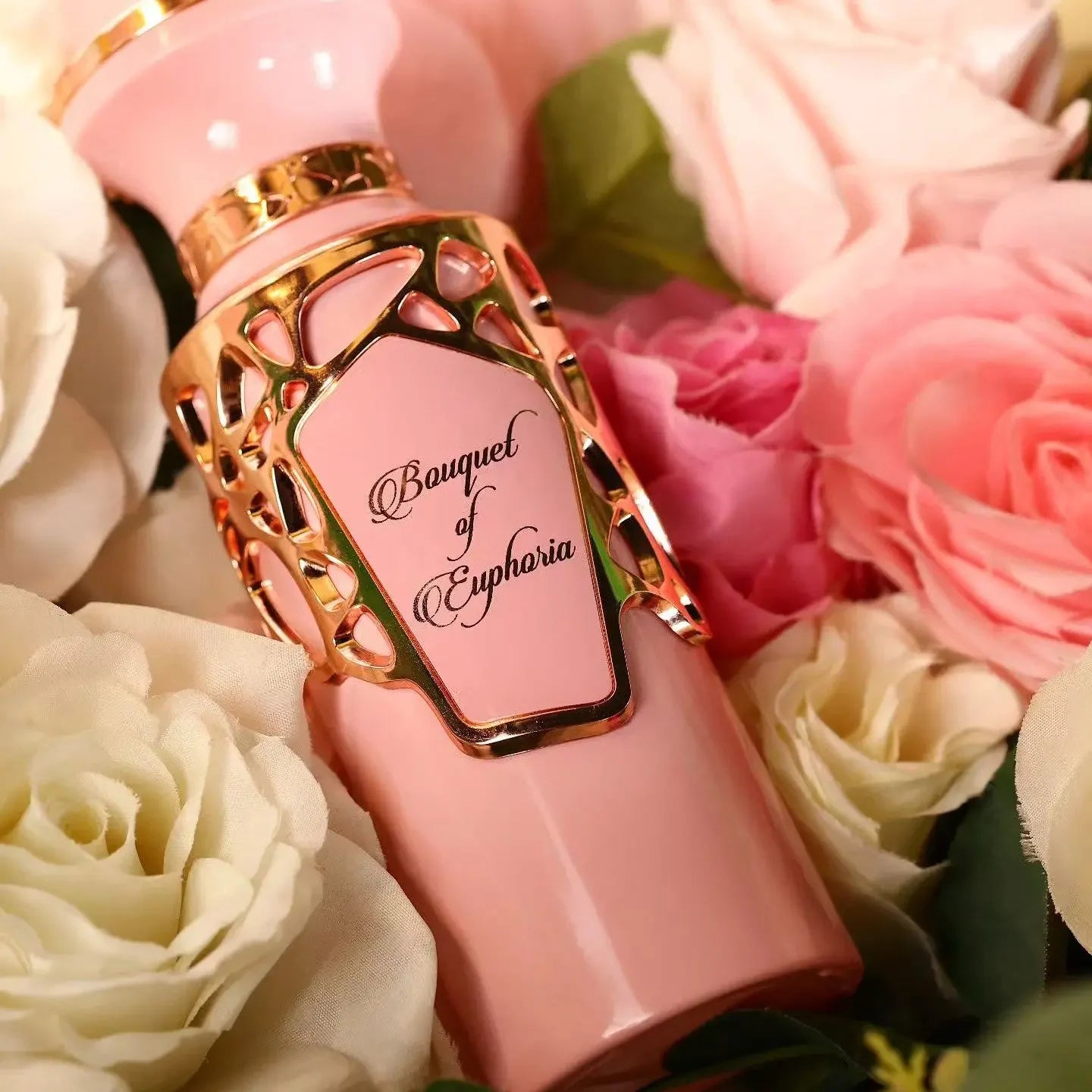 Fragrance World Original damparfym Bouquet Of Euphoria i elegant flaska omgiven av blommor