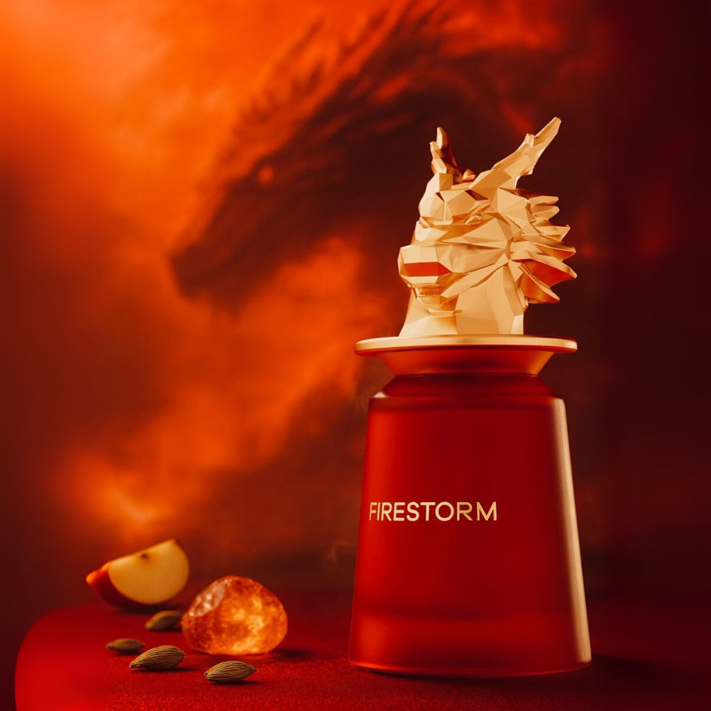 Röd herrparfymflaska Firestorm med gyllene draklock, äppleskiva, bärnsten och kardemumma