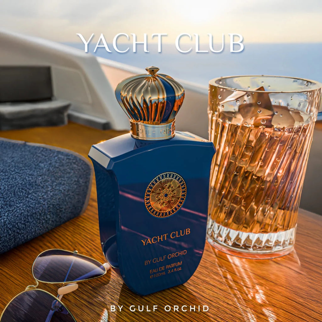 Herrparfym Yacht Club av Gulf Orchid med stilren flaska på en båt med solglasögon och ett glas drink