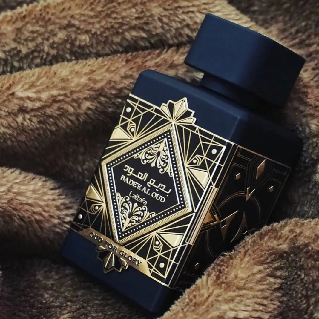 Badee Al Oud parfymflaska med elegant design, perfekt för unisex användning och lyxig doftupplevelse