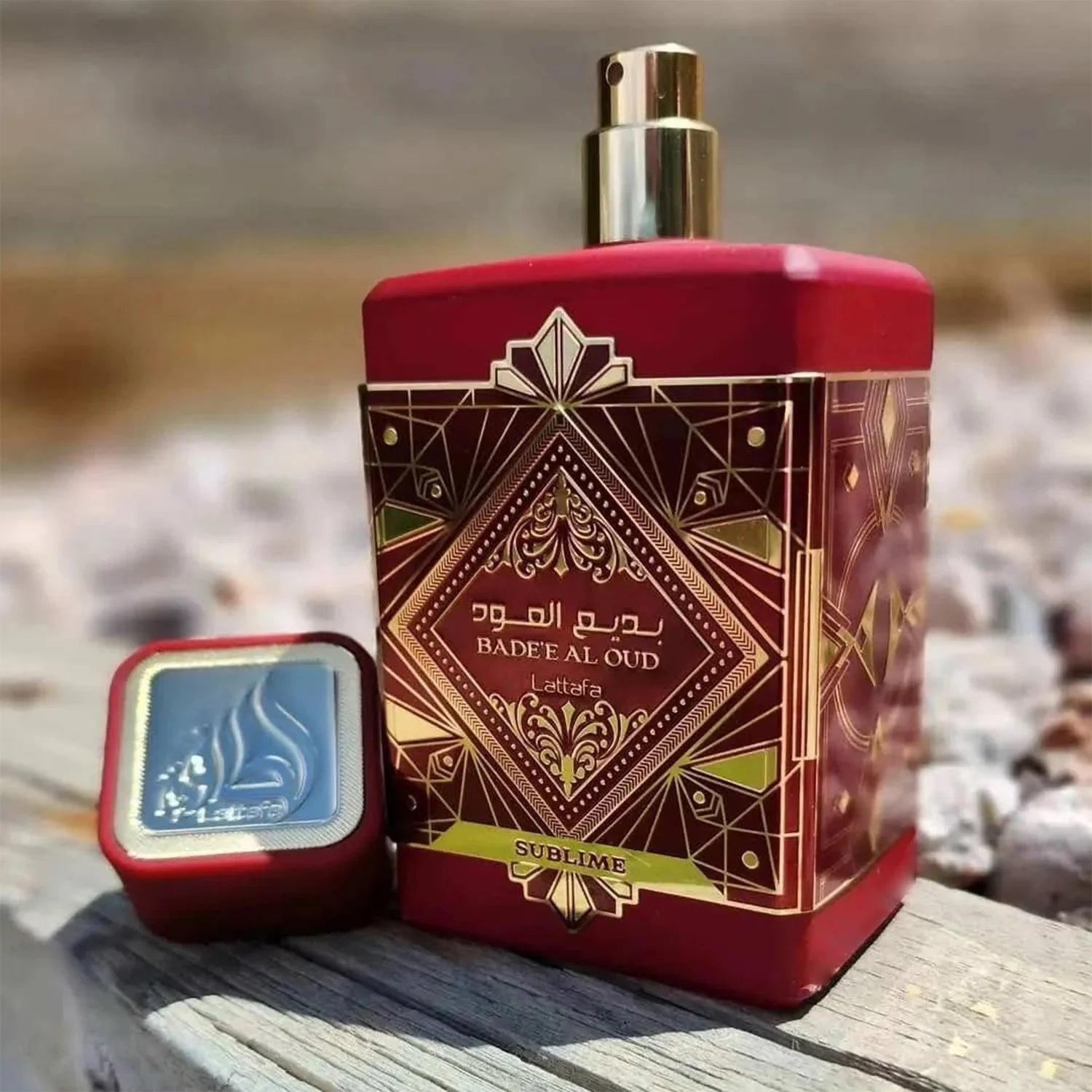 Badee al Oud Sublime parfymflaska med elegant design och lyxiga detaljer i röd och guld