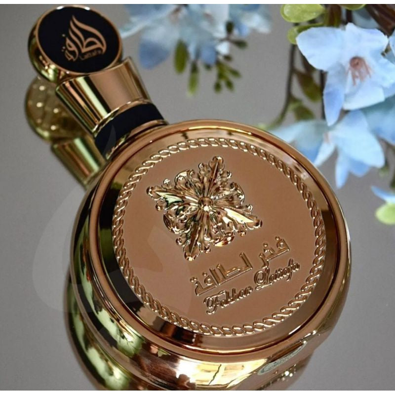 Lattafa Fakhar Gold unisex parfymflaska i guld med elegant design och detaljerad logotyp