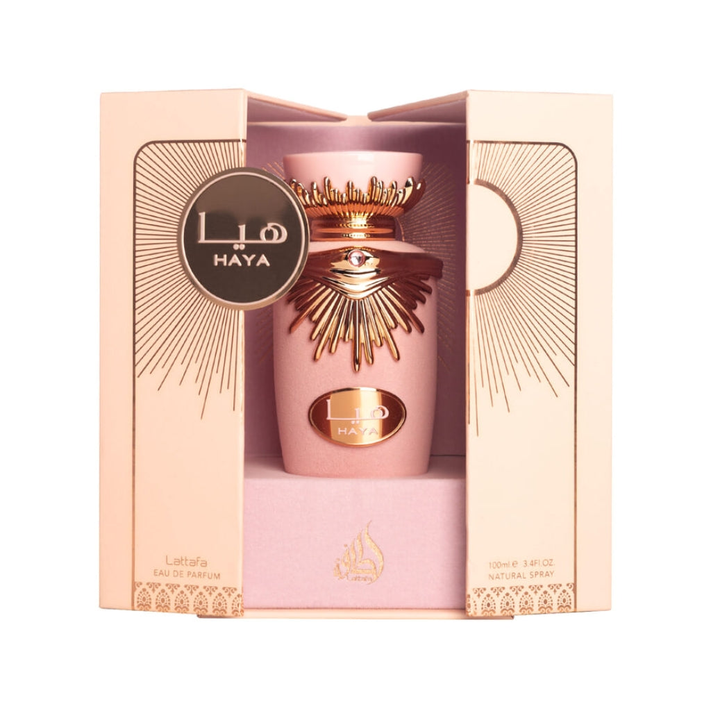 Lattafa Haya damparfym i rosa och guldfärgad flaska med dekorativ design i presentförpackning