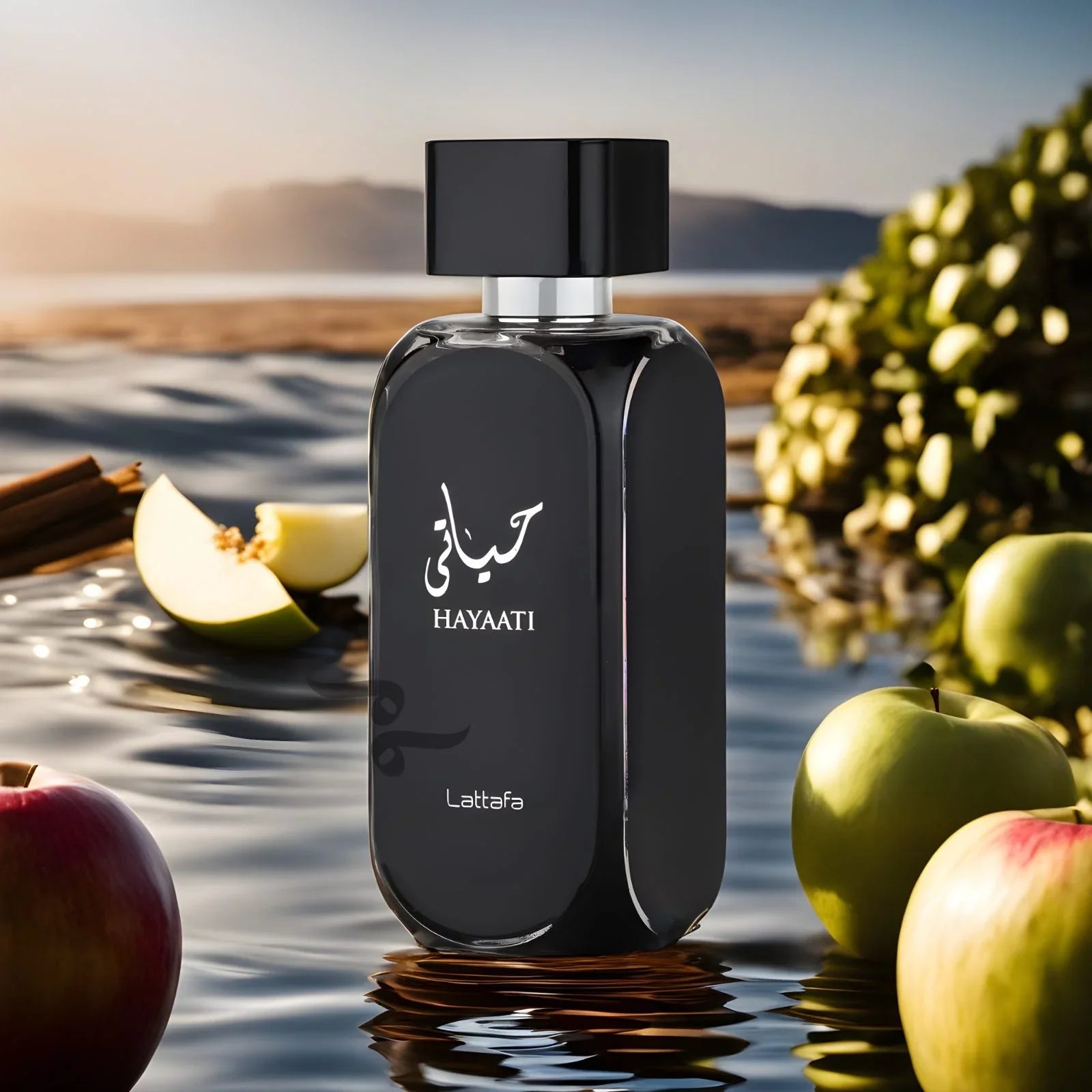 Lattafa Hayaati herrparfym i elegant flaska med fruktiga noter på naturskön bakgrund