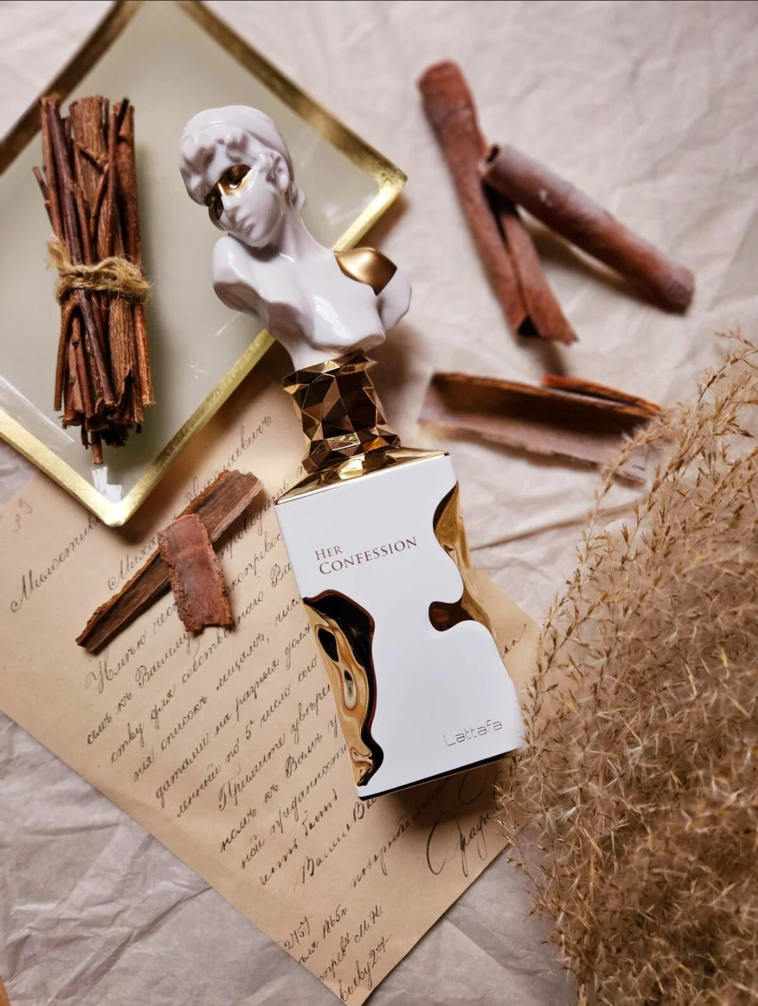 Damparfym Her Confession från Tolkning av Blanche Bête med elegant flaska och aromatiska tillbehör