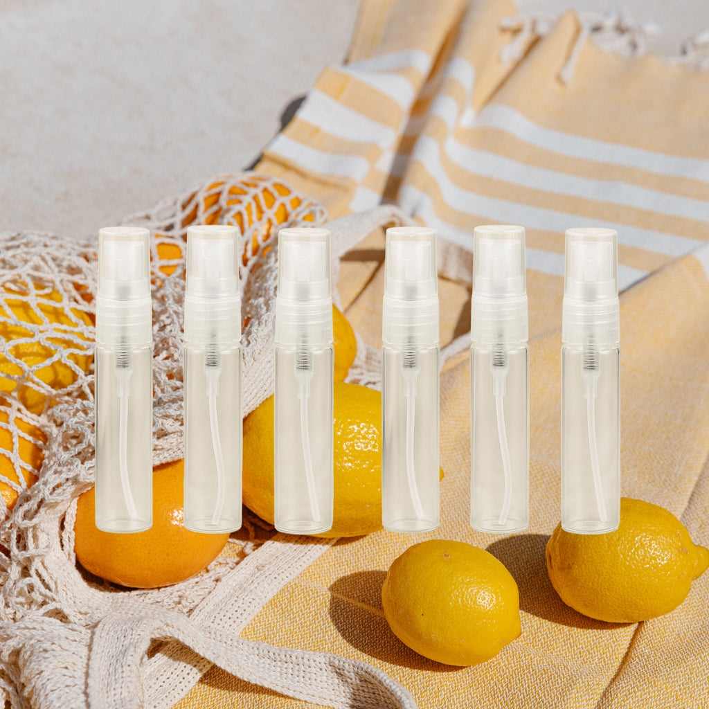 TESTKIT SUMMERVIBE DAM med parfymtester i transparenta sprayflaskor bland citroner