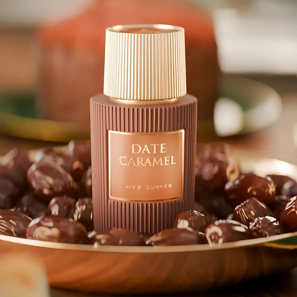 Damparfym Paris Corner Date Caramel med en elegant flaska omgiven av delikata dadlar