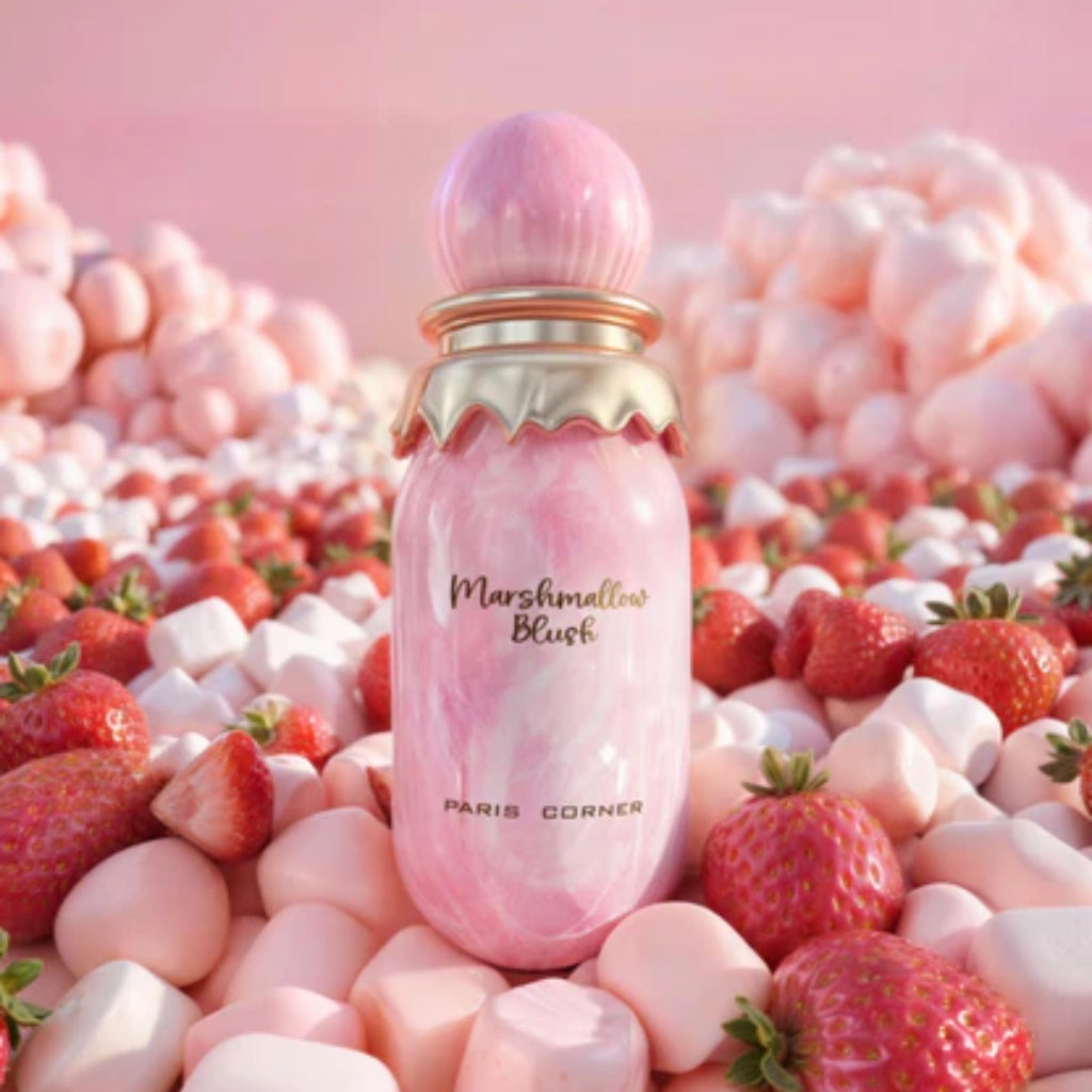 Paris Corner Marshmallow Blush damparfym i en elegant flaska bland rosa marshmallows och jordgubbar