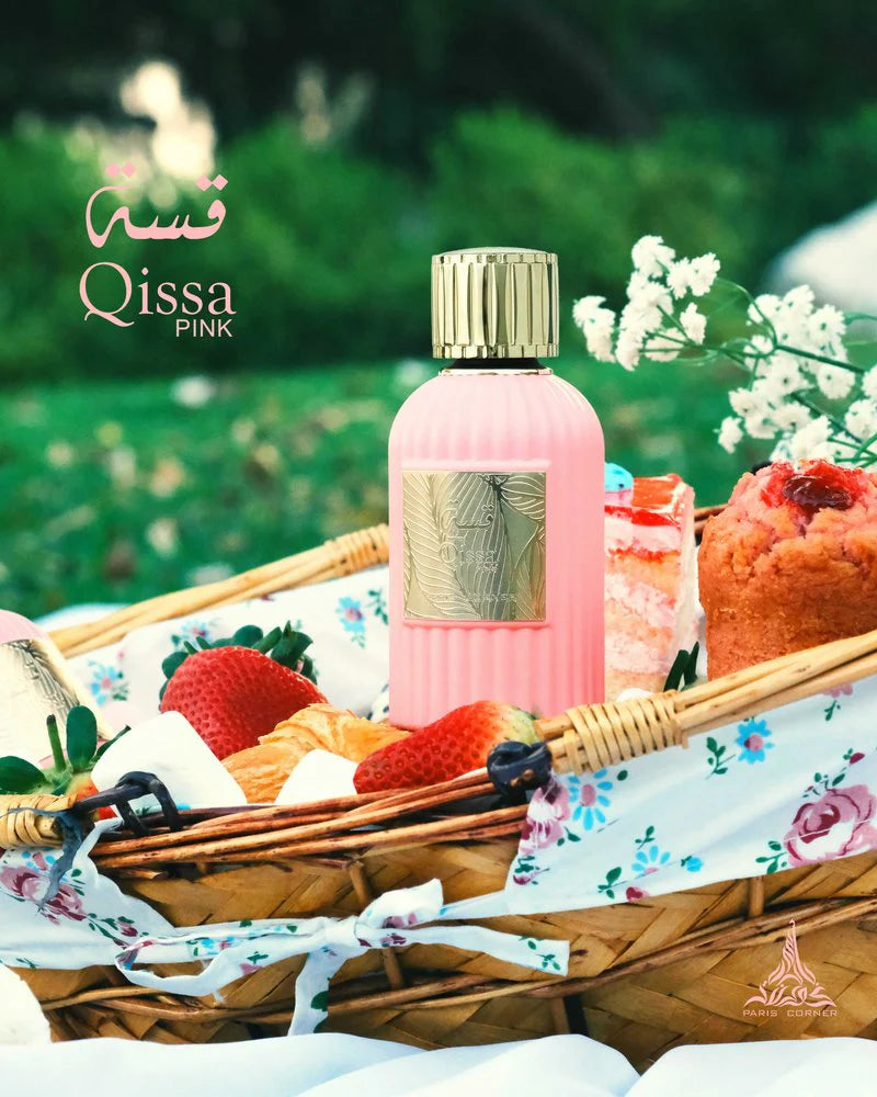 Qissa Pink damparfym från Paris Corner Original i en vacker rosa flaska omgiven av färska jordgubbar