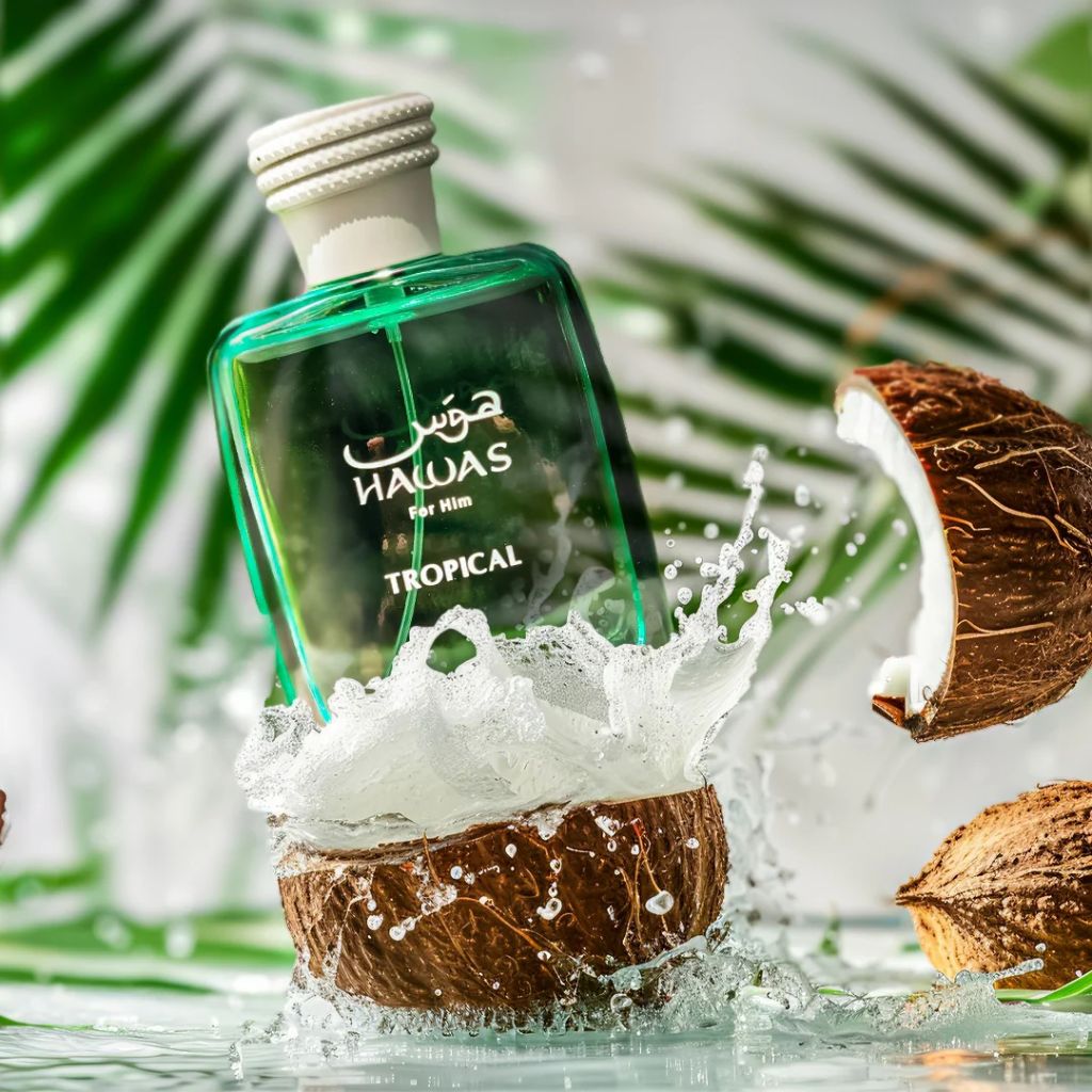 Herrparfym Rasasi Hawas Tropical i grön flaska med kokosnöt och tropiska blad i bakgrunden