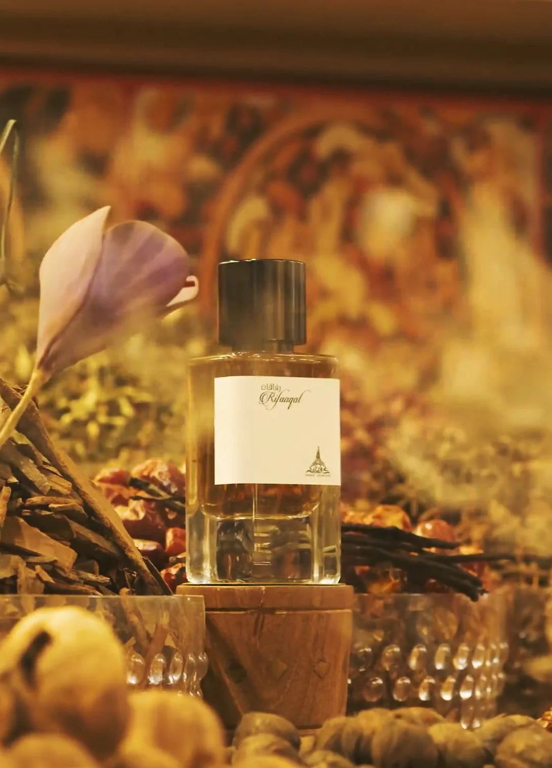 Rifaaqat paris corner doftolja i elegant flaska, omgiven av naturliga ingredienser och aromatiska örter