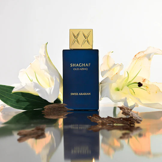 Shaghaf Oud Azraq parfym från Swiss Arabian i elegant flaska med vita blommor och trädekoration