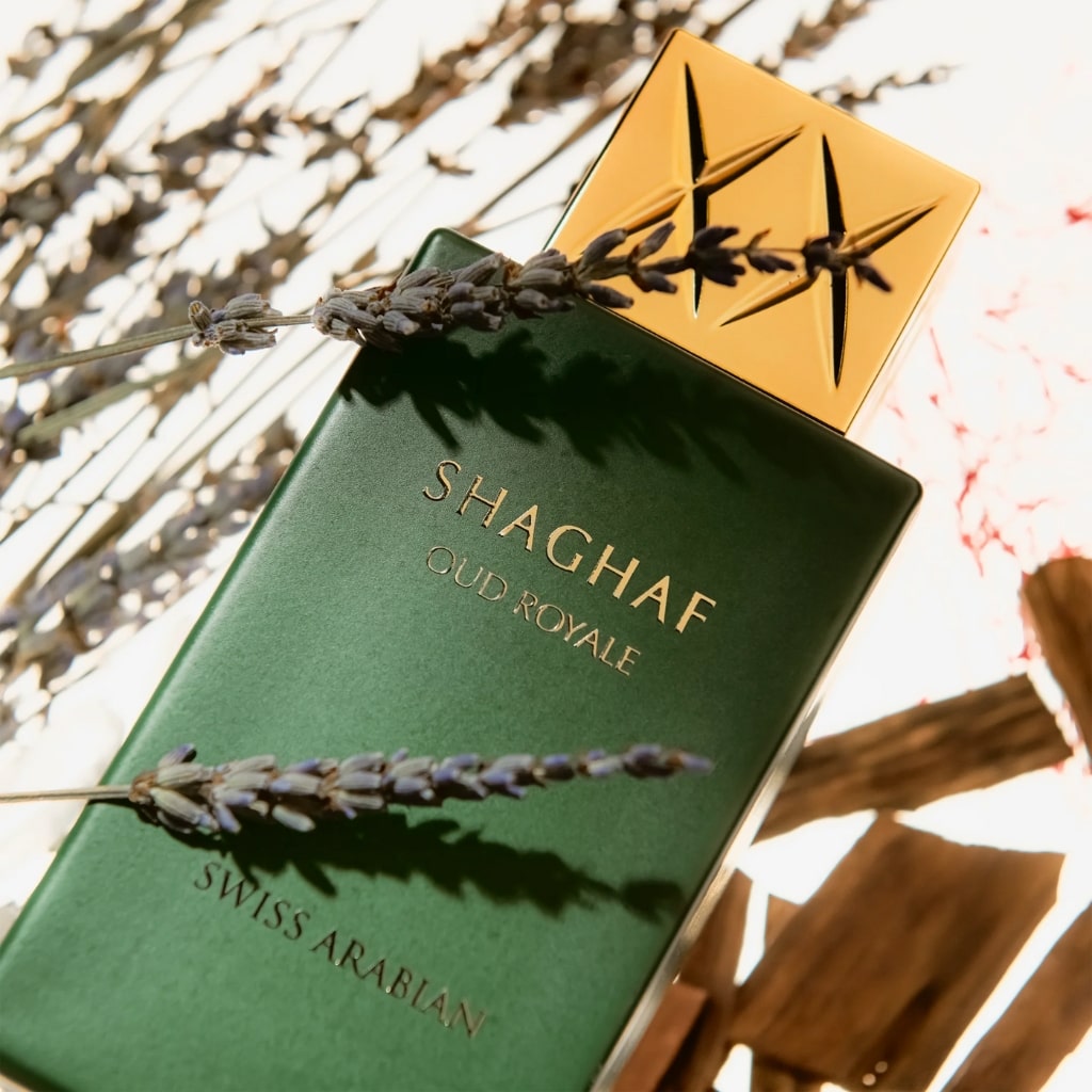 Shaghaf Oud Royale herrparfym från Swiss Arabian med en lyxig flaska och lavendelblommor