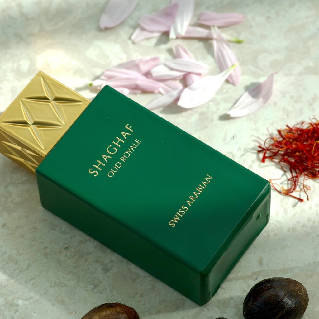Shaghaf Oud Royale herrparfym från Swiss Arabian med elegant förpackning och doftande blommor omkring